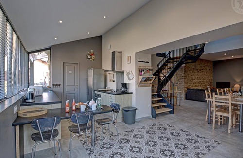 Chazelles-sur-Lyon Cottage | Gîte Familial 200m² avec Jardin, Terrasse, Jeux, et Confort Moderne à Chazelles-sur-Lyon