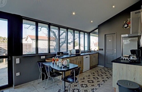 Chazelles-sur-Lyon Cottage | Gîte Familial 200m² avec Jardin, Terrasse, Jeux, et Confort Moderne à Chazelles-sur-Lyon