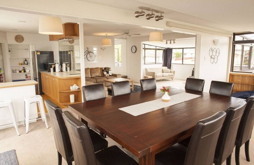 Richmond Heights Maison | Spacieuse maison peut confortablement adapter deux familles, excellent emplacement et comprend le WiFi