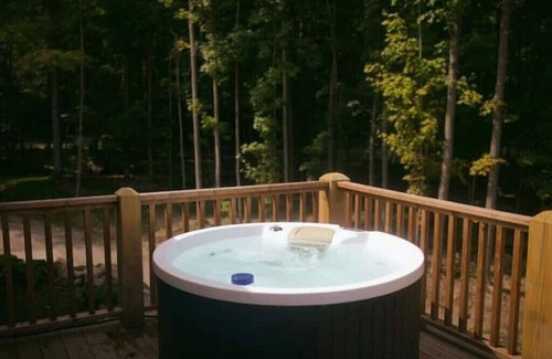 Cobourg Cabine | Spacious Family Cabin, Hot Tub & Pet Friendly!