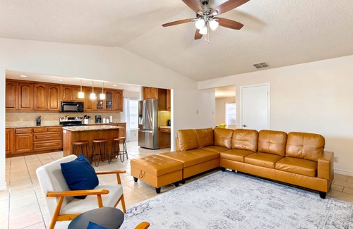 North San Antonio - SAT Maison | Spacious Family Friendly Pool House Sleeps 10 ppl!