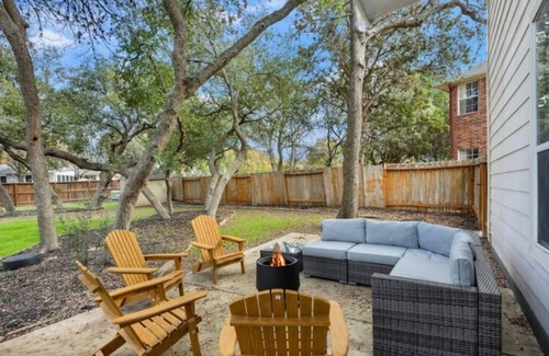 Woodridge Maison | Spacious Family Friendly Home w/Game Room, 1/2 basketball court, and XL yard