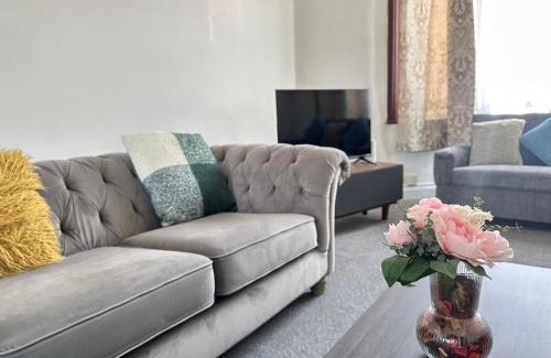 Loxford Maison | Spacious Family Friendly 4-Bed Holiday Home