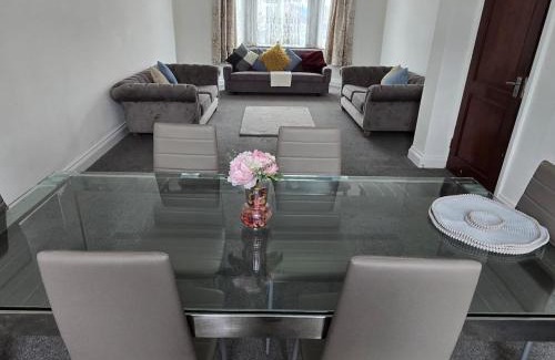 Loxford Maison | Spacious Family Friendly 4-Bed Holiday Home