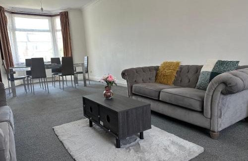 Loxford Maison | Spacious Family Friendly 4-Bed Holiday Home