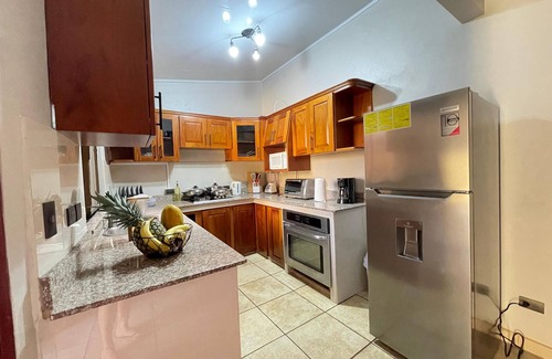 El Cerro Maison | Spacious Family Friendly Vacation House with a Garden. Close to the Beach!