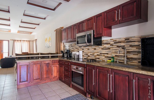 Barrio Ricos y Famosos Villa | Spacious Family & Friends Villa – Walk to the Beach & Heart of Jaco!