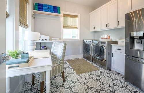 Beachside Village Maison | Spacious Family Getaway / Steps to Beach / Sleeps 14 / Elevator + Full Amenities