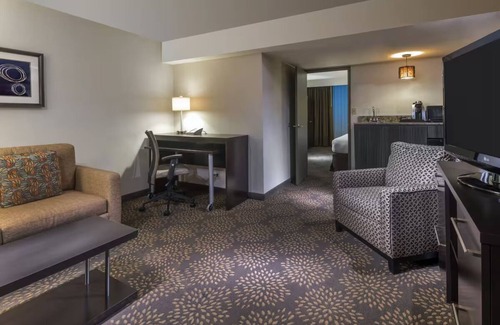Camelback East Hôtel | Spacious Family Getaway with Swimming Pool, Pet-Friendly & Close to Attractions