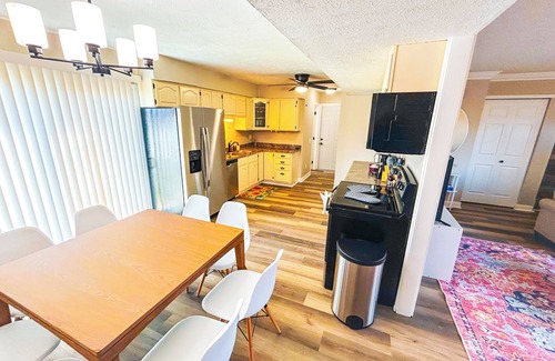 Irwin Maison | Spacious Family Home - 20 Min To Downtown Columbus. 2 Car Garage & Yard!