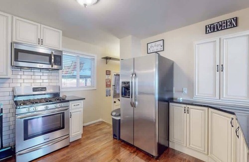 Twin Lakes Maison | Spacious Family Home, King Beds Large Yard and Fun
