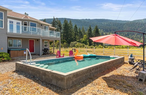 Vernon Maison | Spacious family home surrounded by mountains, orchards and walking trails.