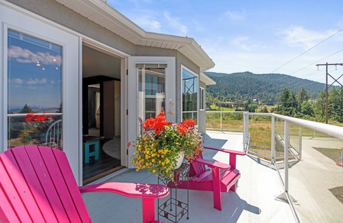 Vernon Maison | Spacious family home surrounded by mountains, orchards and walking trails.