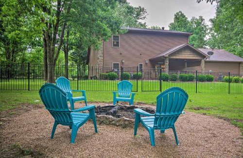 Mountain Home Maison | Spacious Family Home with Fire Pit by Norfork Lake!