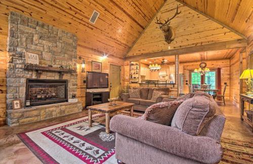 Mountain Home Maison | Spacious Family Home with Fire Pit by Norfork Lake!