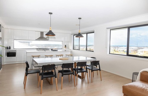 Torquay Maison | Spacious family home with pool and ocean views