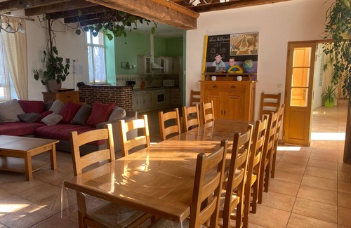 Carelles Cottage | Maison spacieuse avec piscine intérieure chauffée, billard, et terrasses, idéal famille/amis