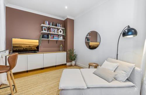 Pascoe Vale South Maison | Spacious Family Home with Balcony in Pascoe Vale
