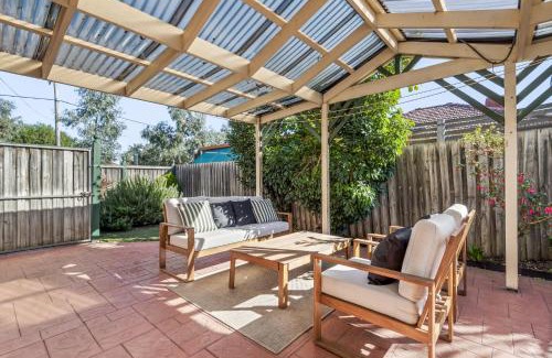 Pascoe Vale South Maison | Spacious Family Home with Balcony in Pascoe Vale