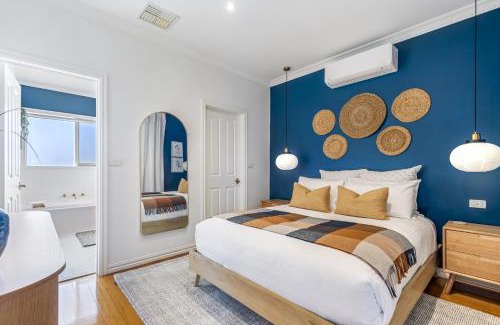 Pascoe Vale South Maison | Spacious Family Home with Balcony in Pascoe Vale
