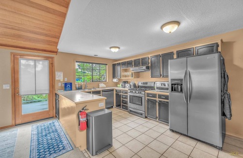 Seaside Maison | Spacious Family Home with Bikes, Beach Toys, Grill, Workspace