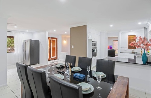 Forestdale Maison | Spacious Family Oasis on Leafy Acreage Forestdale