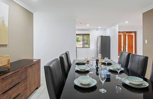 Forestdale Maison | Spacious Family Oasis on Leafy Acreage Forestdale