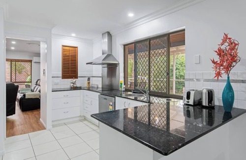 Forestdale Maison | Spacious Family Oasis on Leafy Acreage Forestdale