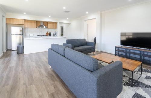 Mambourin Maison | Spacious Family Retreat 4BR Home Parks Zoo Golf