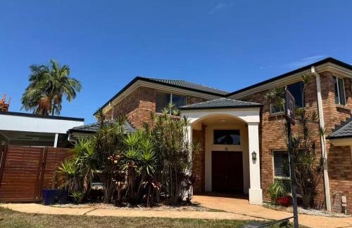 Carindale Villa | Spacious Family Retreat with Pool in Carindale
