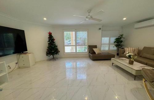 Carindale Villa | Spacious Family Retreat with Pool in Carindale
