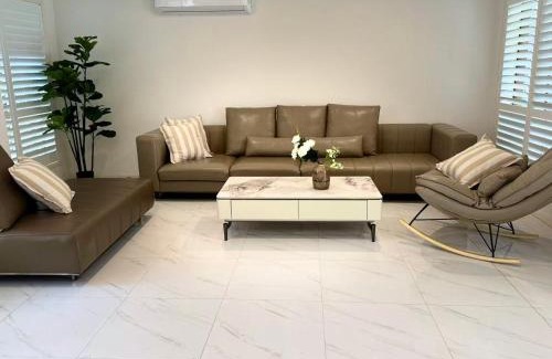 Carindale Villa | Spacious Family Retreat with Pool in Carindale
