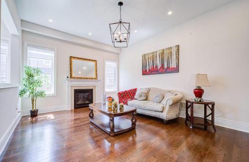 Oakville Maison | Spacious Family Retreat with Free Parking