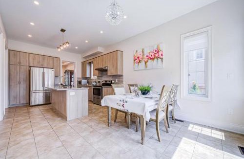 Oakville Maison | Spacious Family Retreat with Free Parking