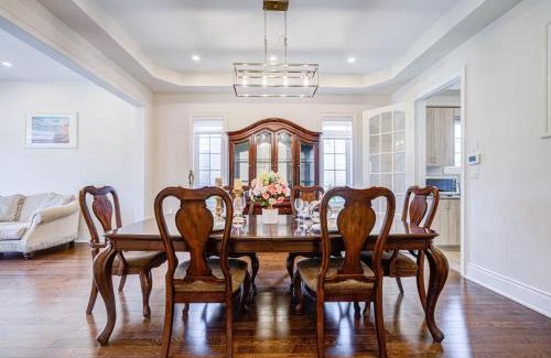 Oakville Maison | Spacious Family Retreat with Free Parking
