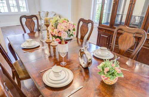Oakville Maison | Spacious Family Retreat with Free Parking