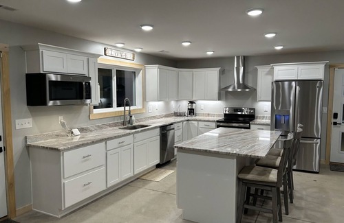 Corbin Maison | Spacious Family Retreat on Laurel Lake. 5mins from Grove Marina.