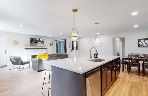 Southeast Maison | Spacious Family Retreat in Denver