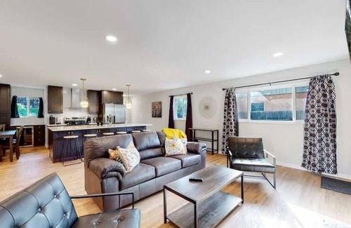 Southeast Maison | Spacious Family Retreat in Denver