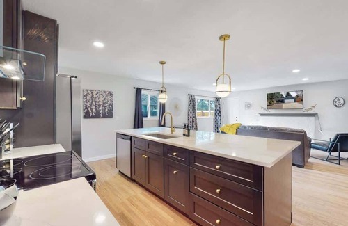 Southeast Maison | Spacious Family Retreat in Denver