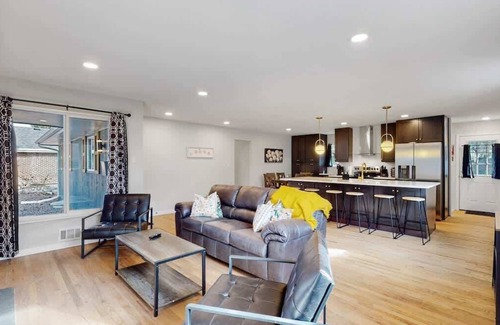 Southeast Maison | Spacious Family Retreat in Denver