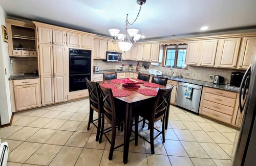 East Stroudsburg Maison | Maison privée, piscine creusée avec bain à remous et salle de jeux, à 5 min. à Shawnee, montez!