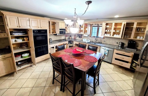 East Stroudsburg Maison | Maison privée, piscine creusée avec bain à remous et salle de jeux, à 5 min. à Shawnee, montez!