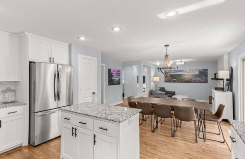 Siloam Springs Maison | Spacious Family Haven - Walk to Downtown & JBU