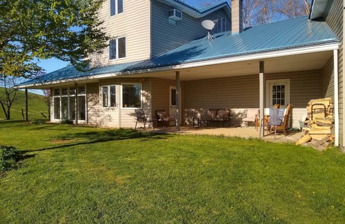 Simmonsville Maison | Spacious Farm with Mountain Views 30min to Bburg