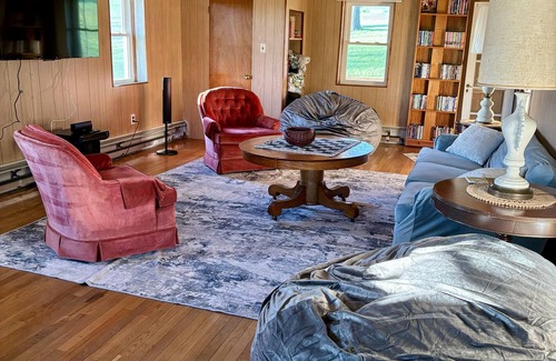 Rebuck Autre | Spacious farmhouse on working PA family farm. Close to AOAA park and Knoebels!