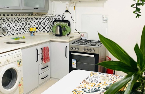 Merkezefendi Appartement | Spacious Flat-NO Air Condition BUT Ceiling Fans n-4 Rooms- Central Heating 125M2