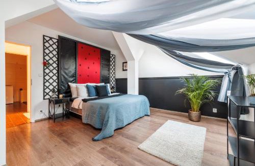 Smichov Appartement | Spacious flat & parking possibility, 3 stops to Wenceslav square
