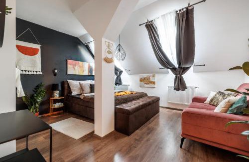 Smichov Appartement | Spacious flat & parking possibility, 3 stops to Wenceslav square