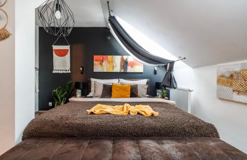 Smichov Appartement | Spacious flat & parking possibility, 3 stops to Wenceslav square